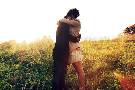 The setting sun makes these engagement photos at Winterthur even more beautiful